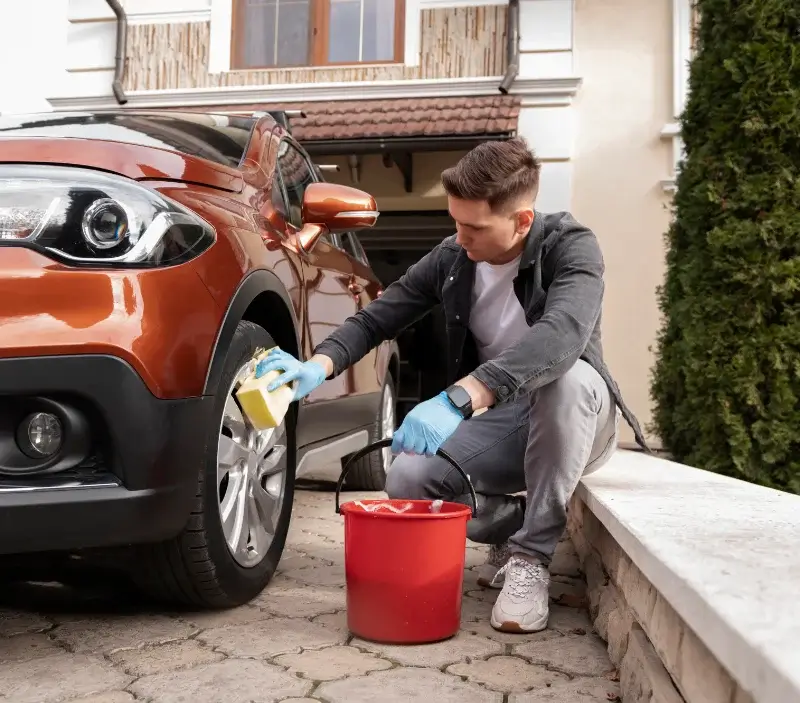 Lavage auto à domicile Saint-Germain-lès-Corbeil : professionnel intervenant sur un véhicule